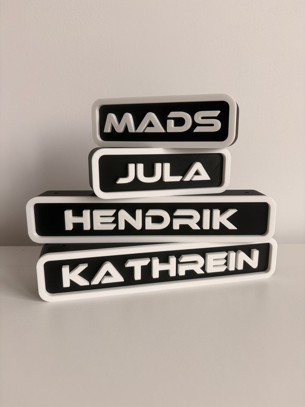Dart Halter für 3 Darts – Personalisierbar mit Wunschtext & Schriftart – Wandhalter oder Standfuß – Geschenk für Dartspieler