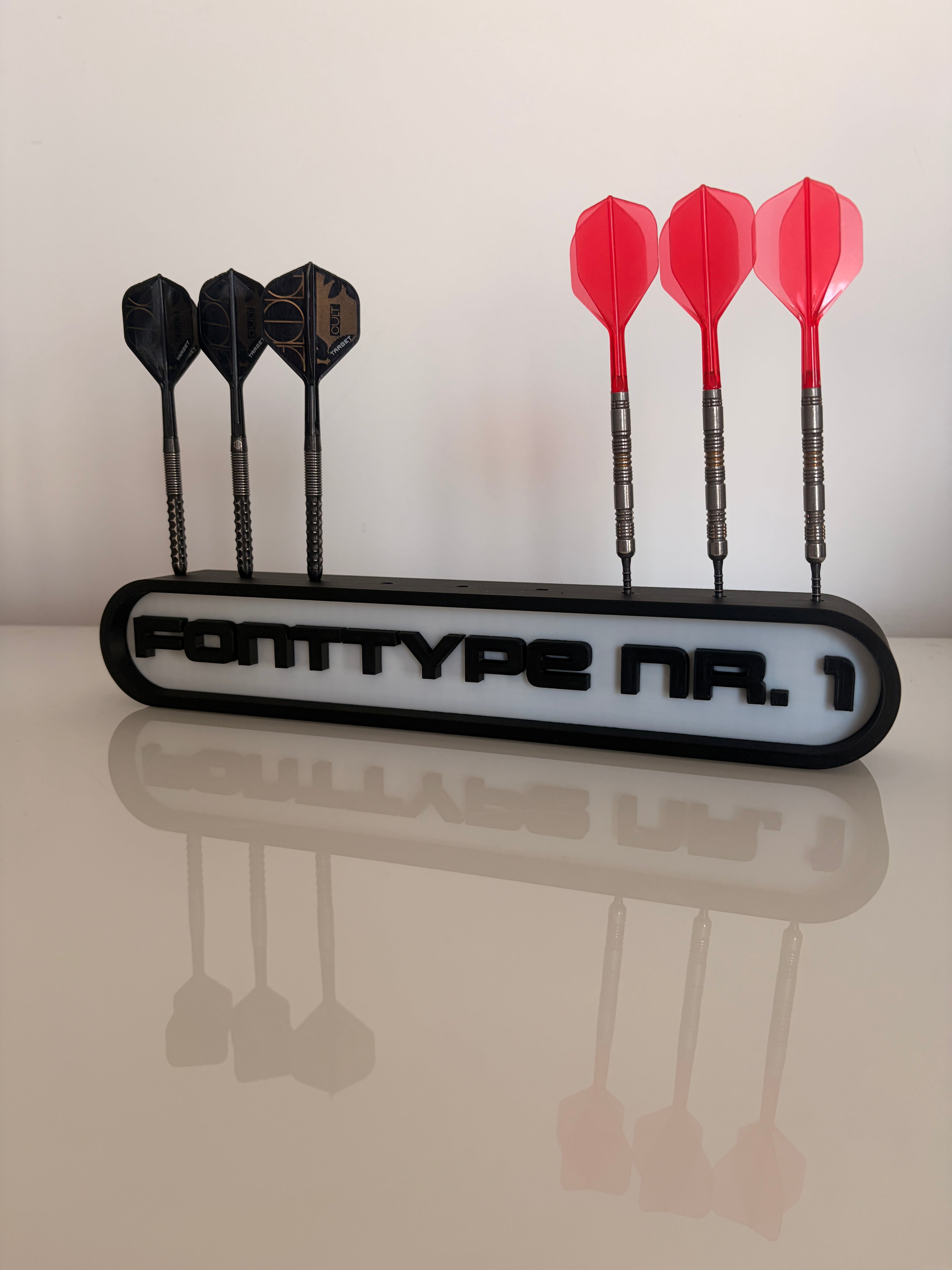 Personalisierter Dart Halter bis 9 Darts – Dartständer mit Wunschtext – Geschenk für Dartspieler