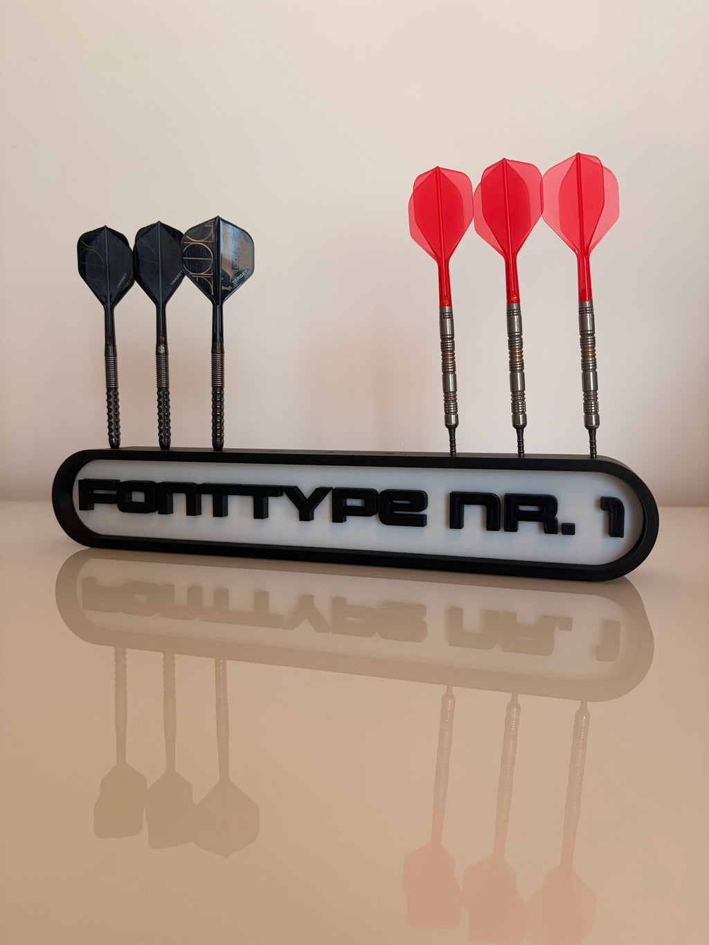 Personalisierter Dart Halter bis 9 Darts – Dartständer mit Wunschtext – Geschenk für Dartspieler
