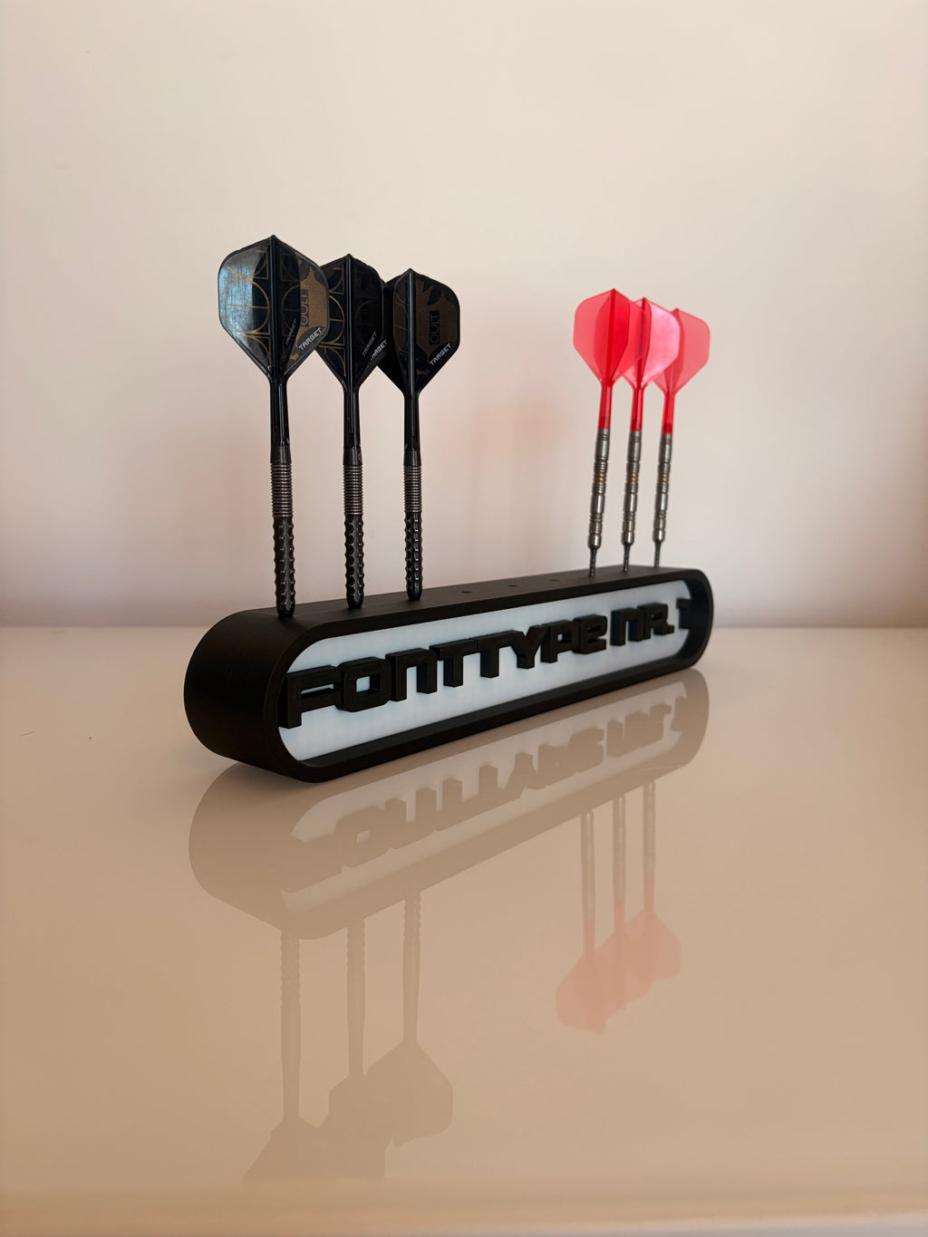 Personalisierter Dart Halter bis 9 Darts – Dartständer mit Wunschtext – Geschenk für Dartspieler