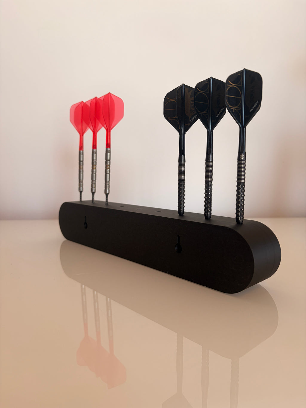 Personalisierter Dart Halter bis 9 Darts – Dartständer mit Wunschtext – Geschenk für Dartspieler