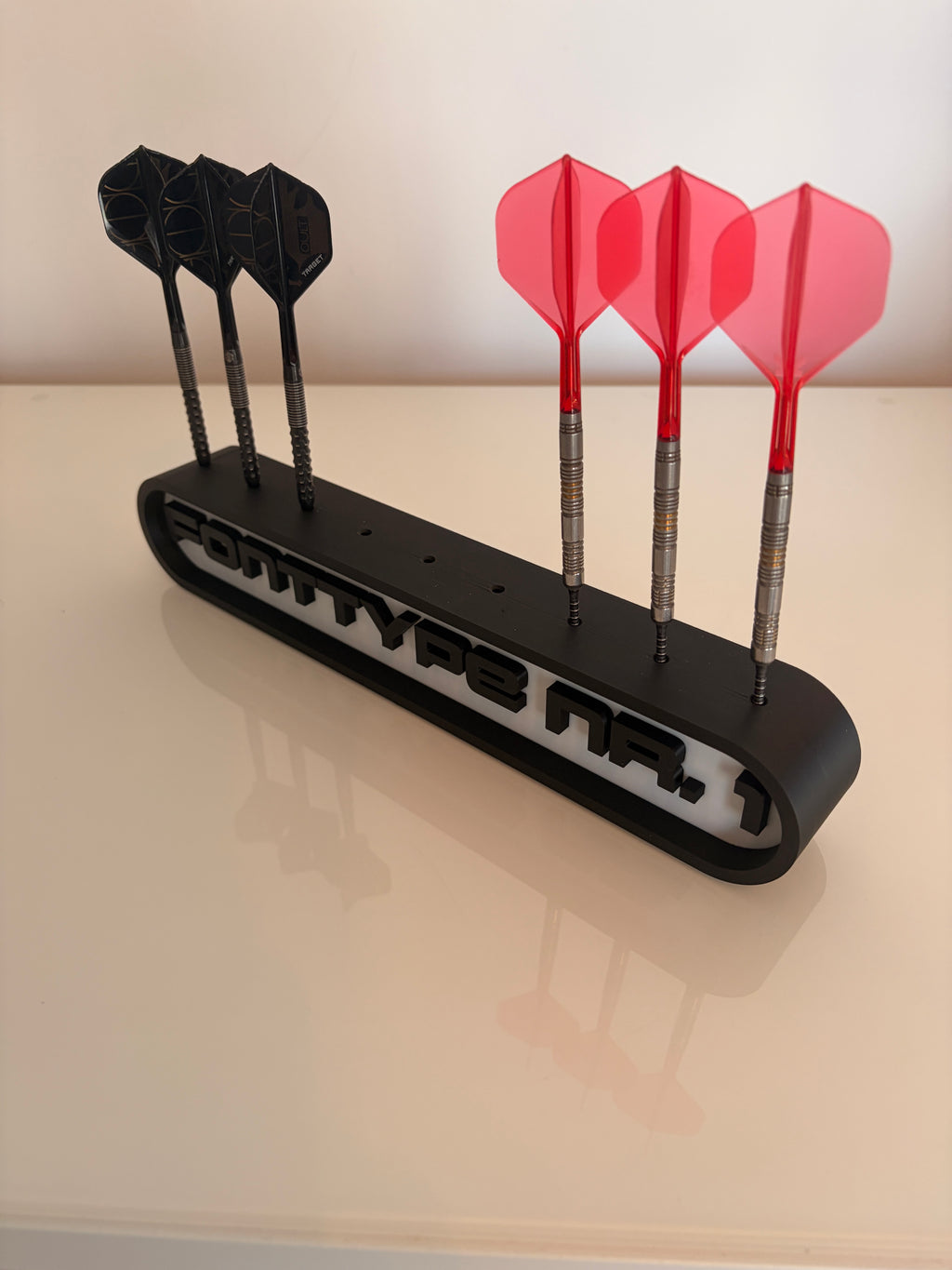 Personalisierter Dart Halter bis 9 Darts – Dartständer mit Wunschtext – Geschenk für Dartspieler