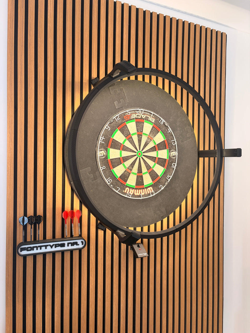 Personalisierter Dart Halter bis 9 Darts – Dartständer mit Wunschtext – Geschenk für Dartspieler