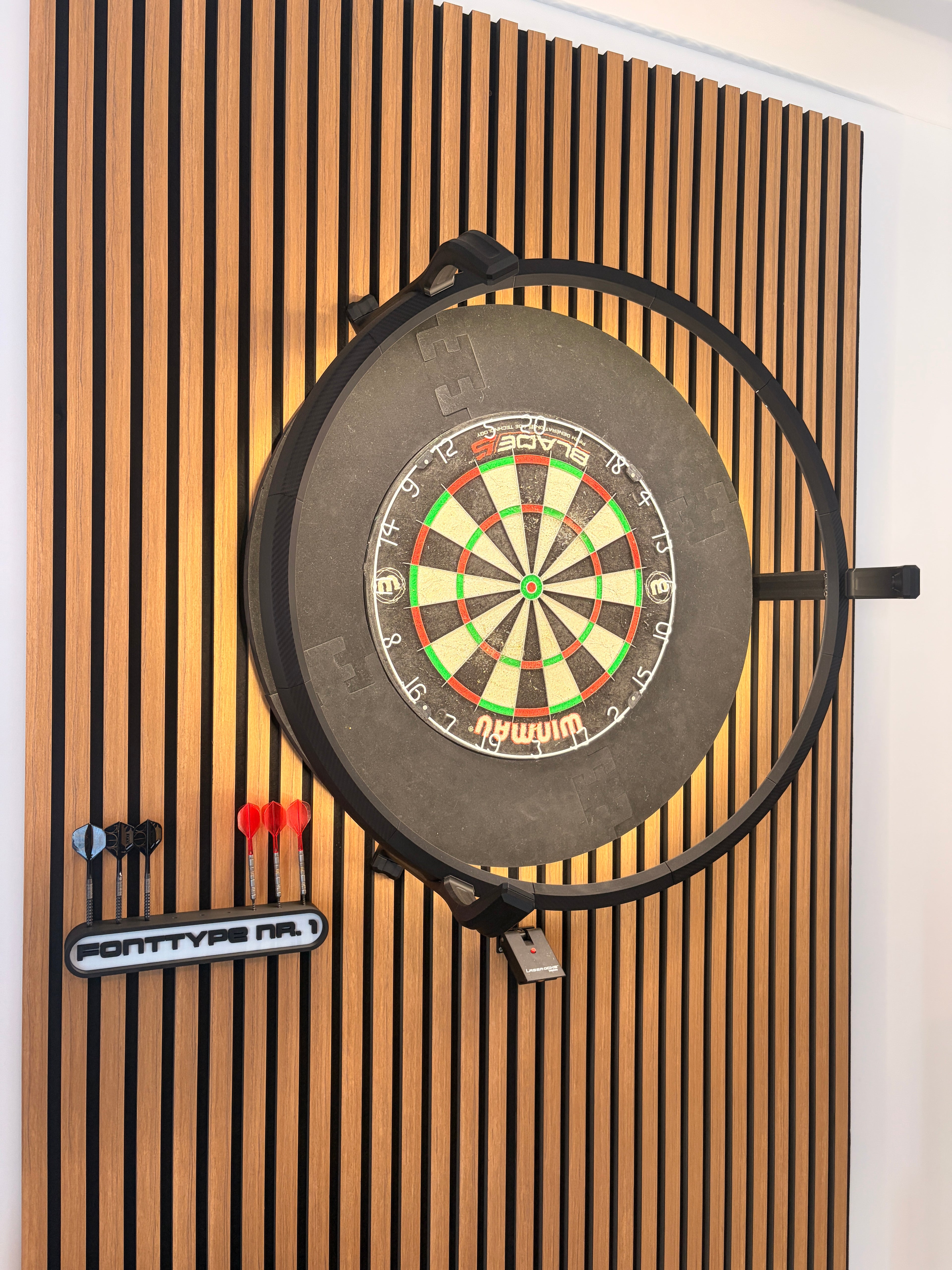 Personalisierter Dart Halter bis 9 Darts – Dartständer mit Wunschtext – Geschenk für Dartspieler