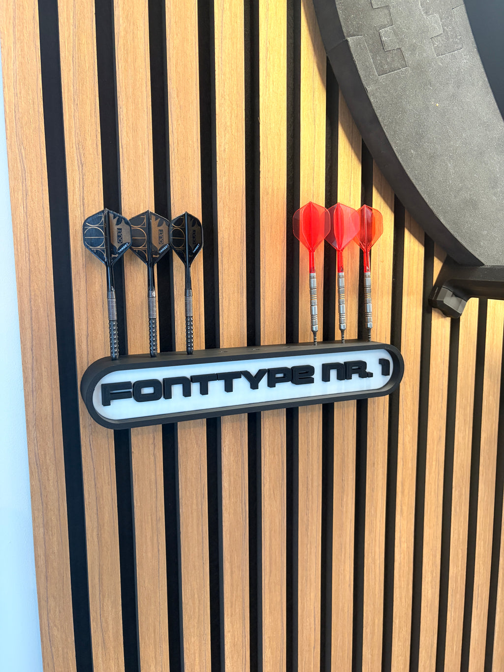 Personalisierter Dart Halter bis 9 Darts – Dartständer mit Wunschtext – Geschenk für Dartspieler