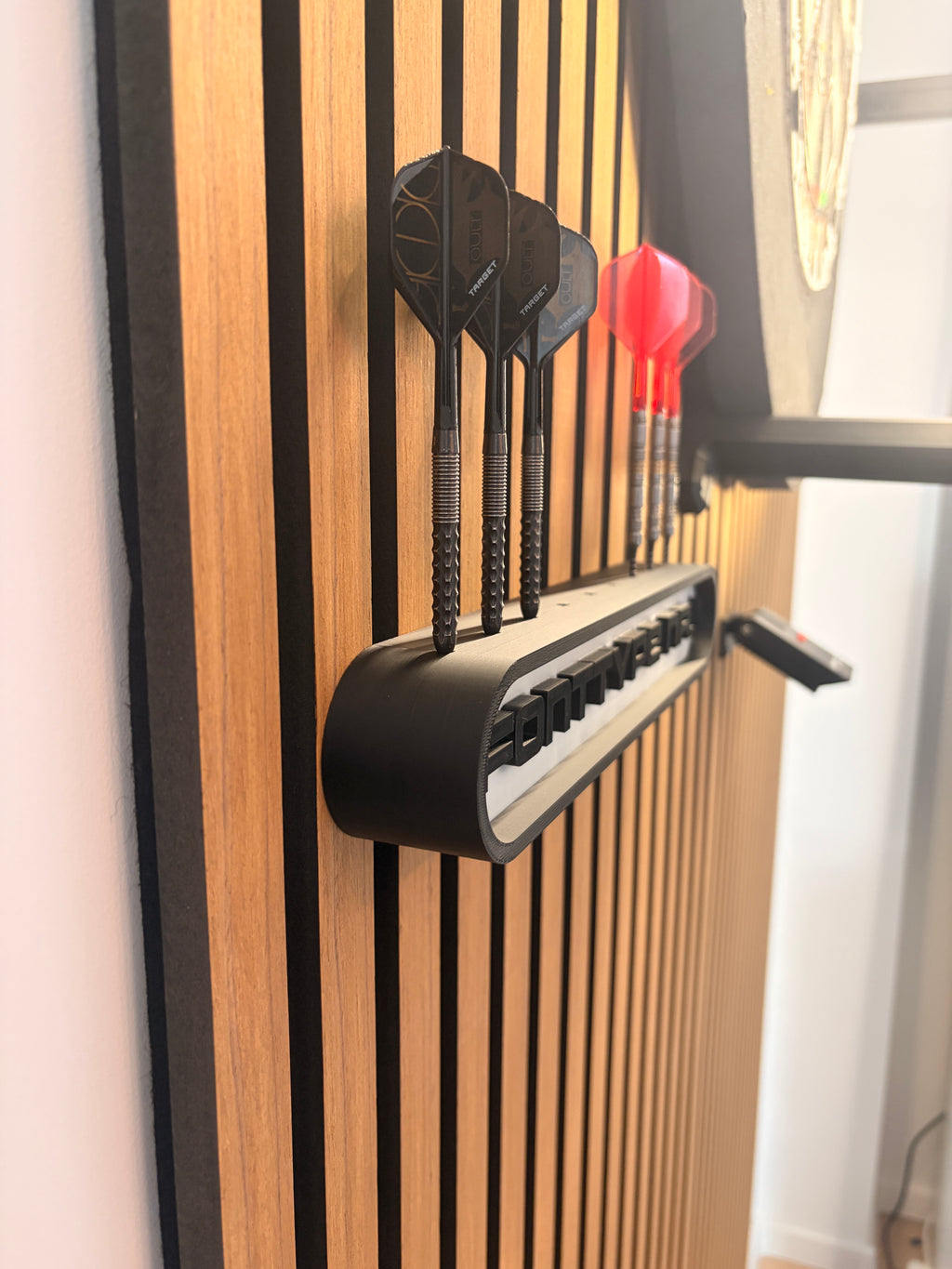 Personalisierter Dart Halter bis 9 Darts – Dartständer mit Wunschtext – Geschenk für Dartspieler