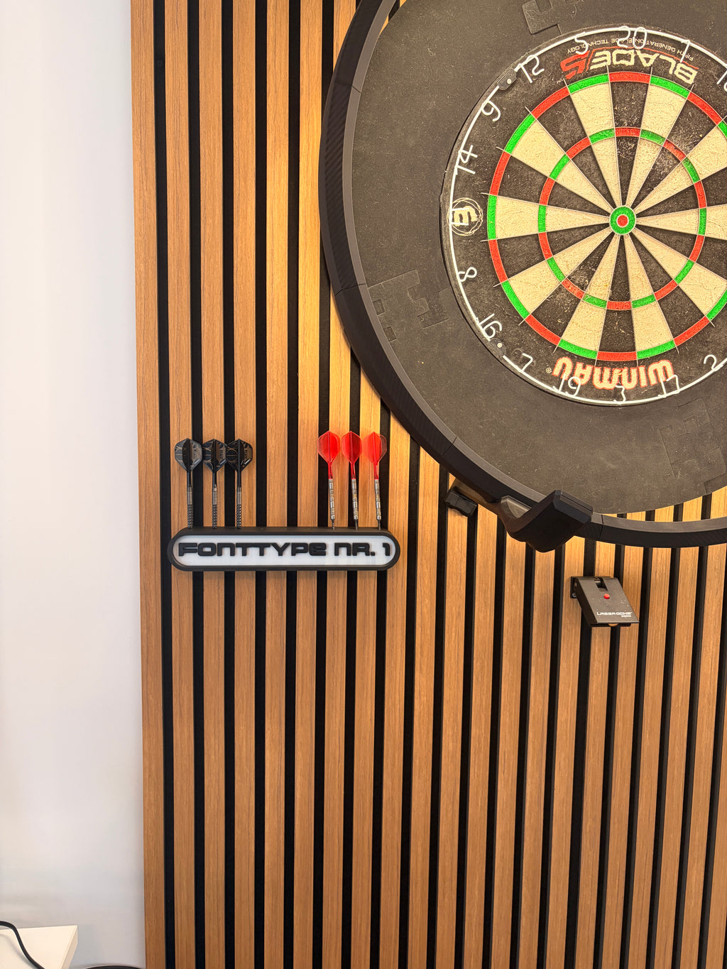 Personalisierter Dart Halter bis 9 Darts – Dartständer mit Wunschtext – Geschenk für Dartspieler