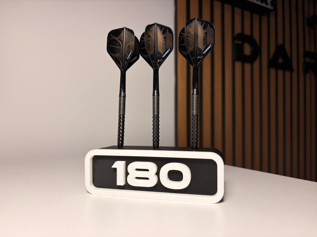 Dart Halter für 3 Darts – Personalisierbar mit Wunschtext & Schriftart – Wandhalter oder Standfuß – Geschenk für Dartspieler