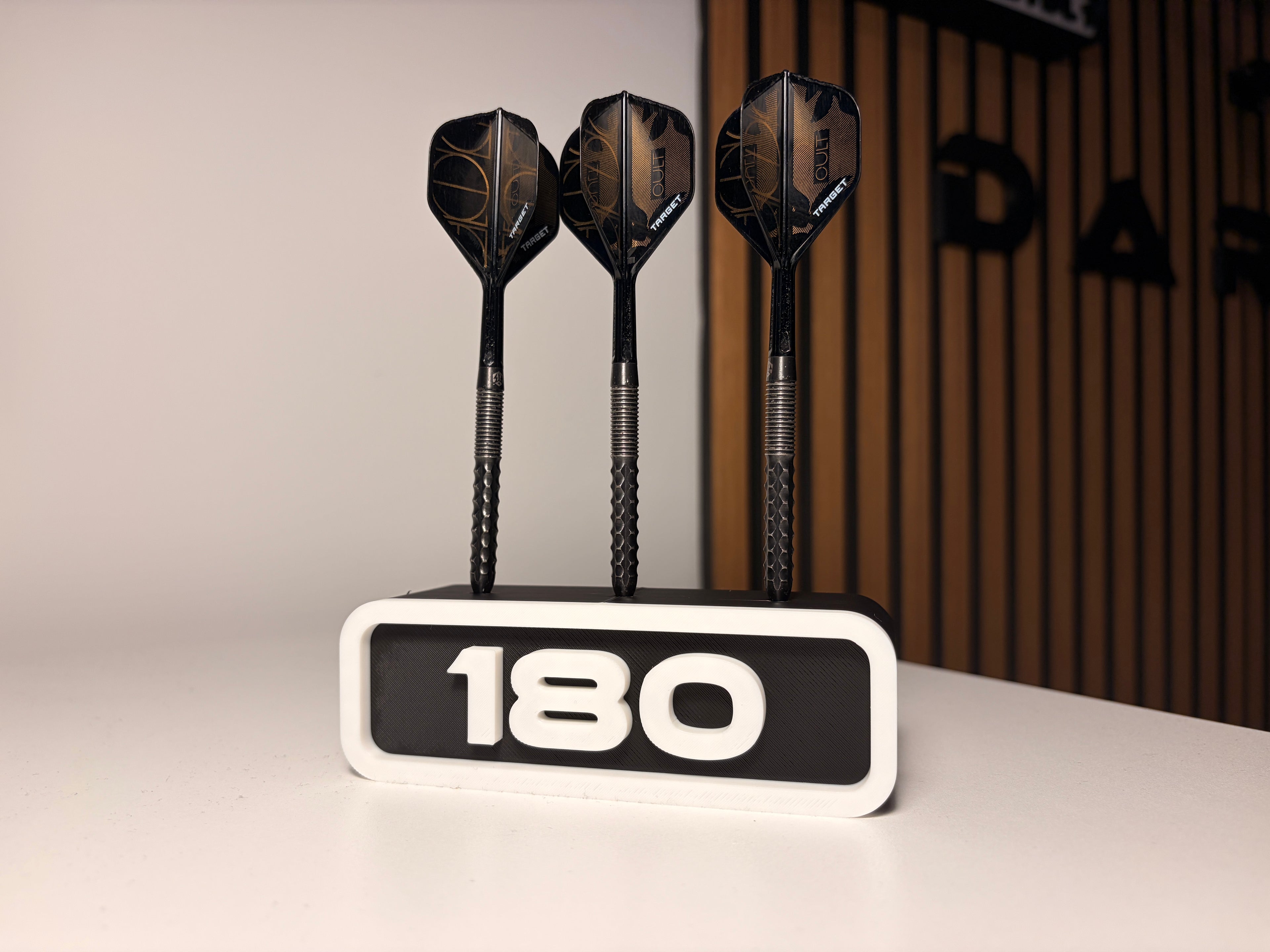 Dart Halter für 3 Darts – Personalisierbar mit Wunschtext & Schriftart – Wandhalter oder Standfuß – Geschenk für Dartspieler