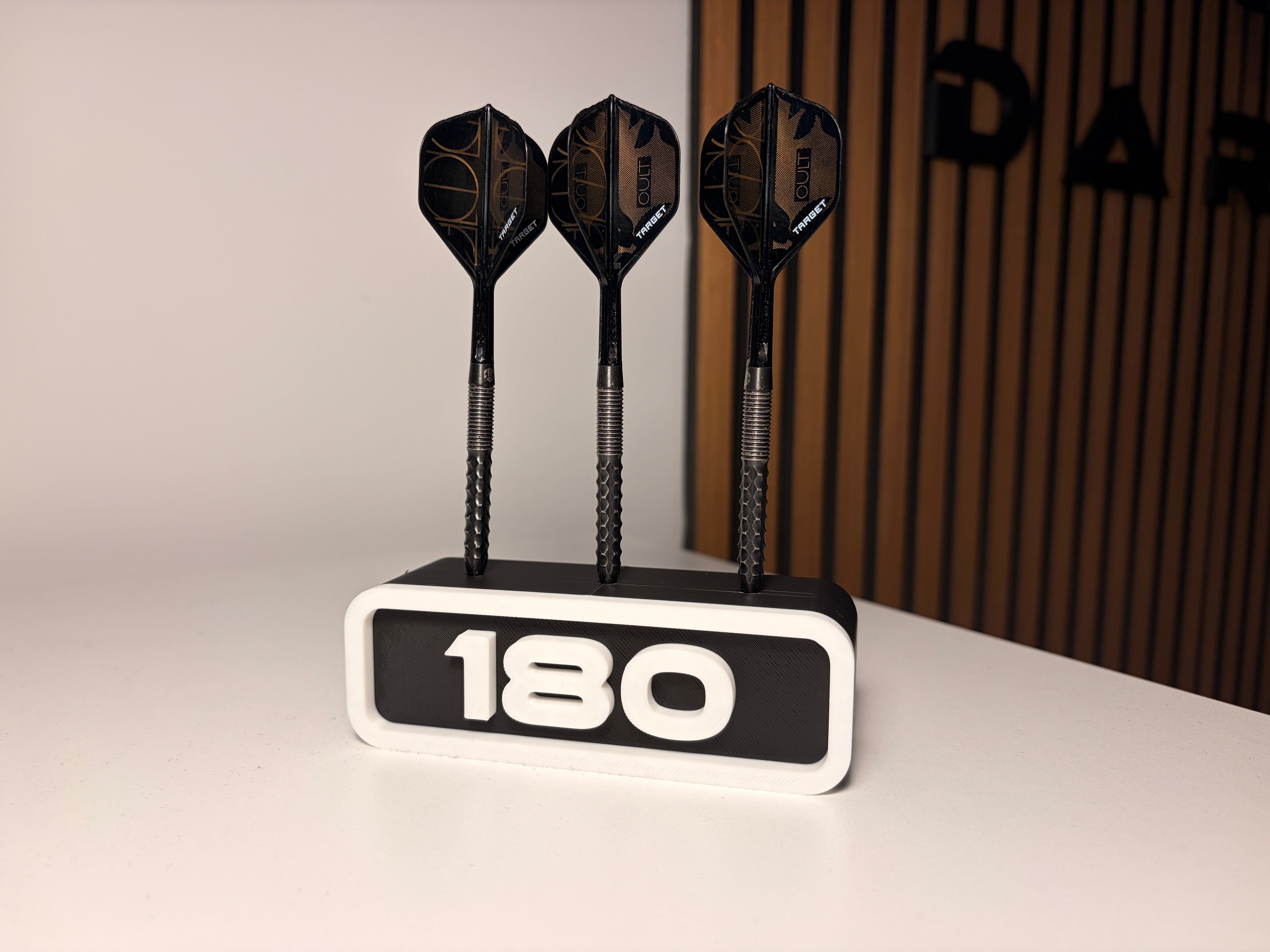 Dart Halter für 3 Darts – Personalisierbar mit Wunschtext & Schriftart – Wandhalter oder Standfuß – Geschenk für Dartspieler