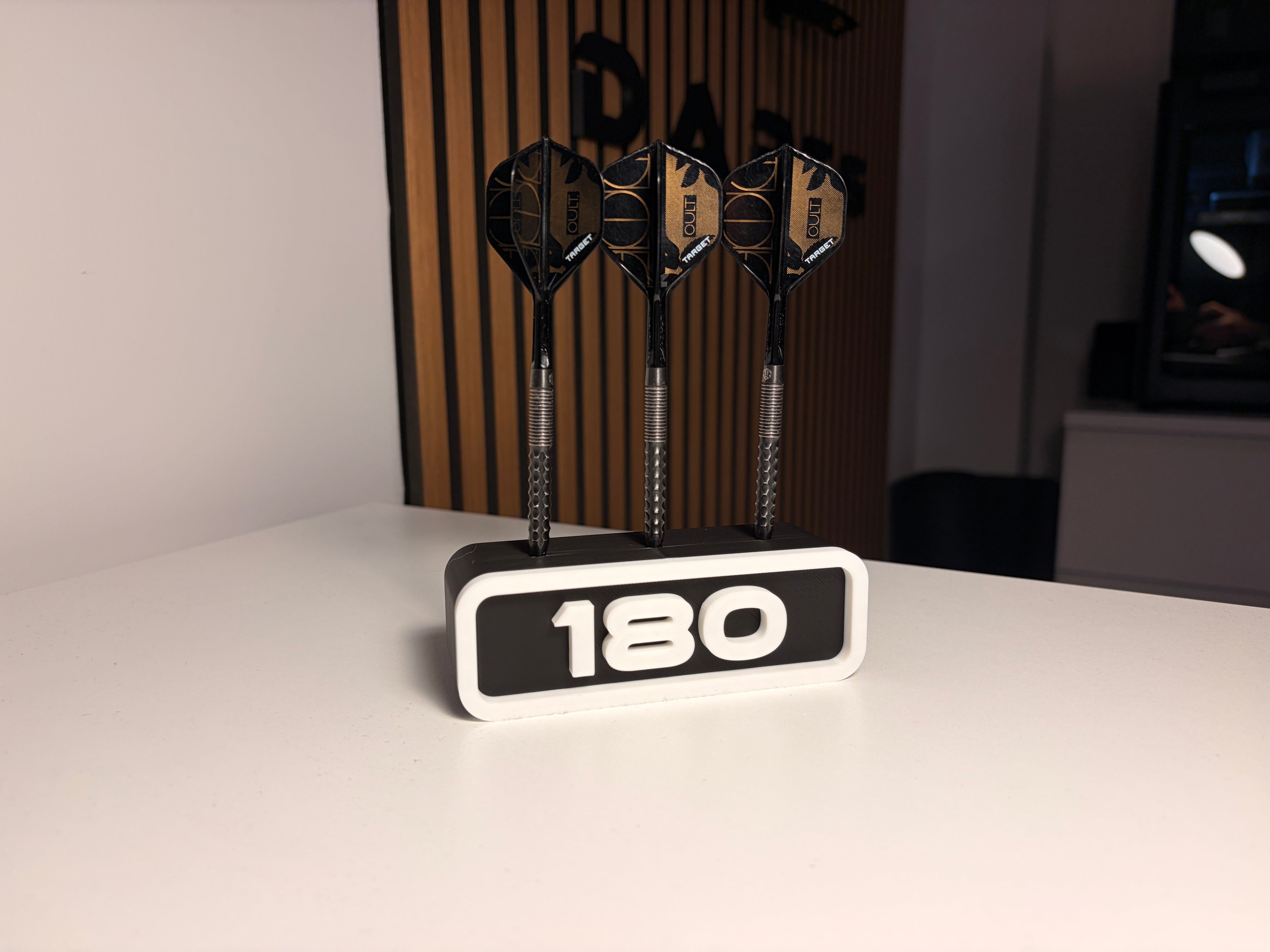 Dart Halter für 3 Darts – Personalisierbar mit Wunschtext & Schriftart – Wandhalter oder Standfuß – Geschenk für Dartspieler