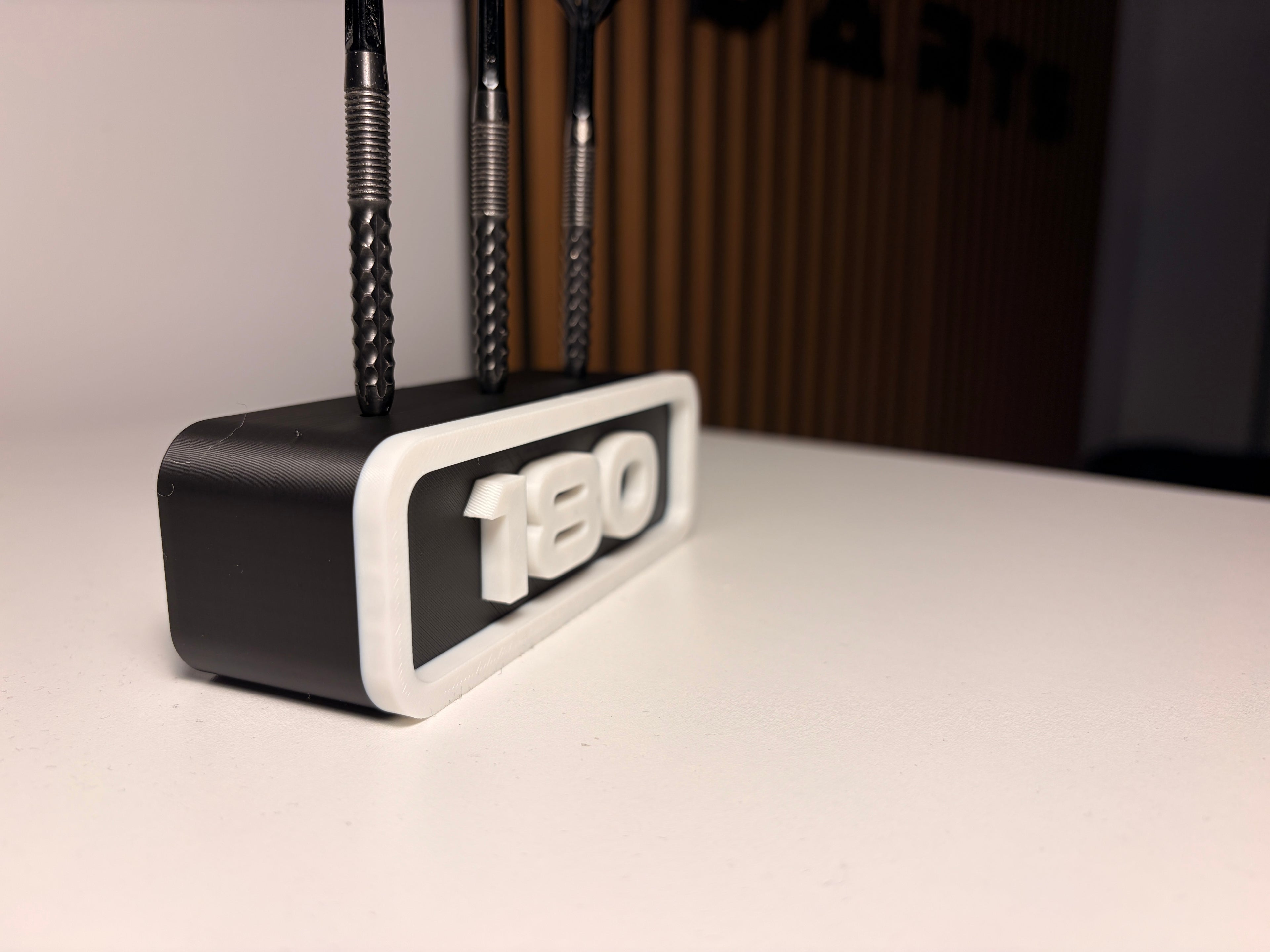 Dart Halter für 3 Darts – Personalisierbar mit Wunschtext & Schriftart – Wandhalter oder Standfuß – Geschenk für Dartspieler