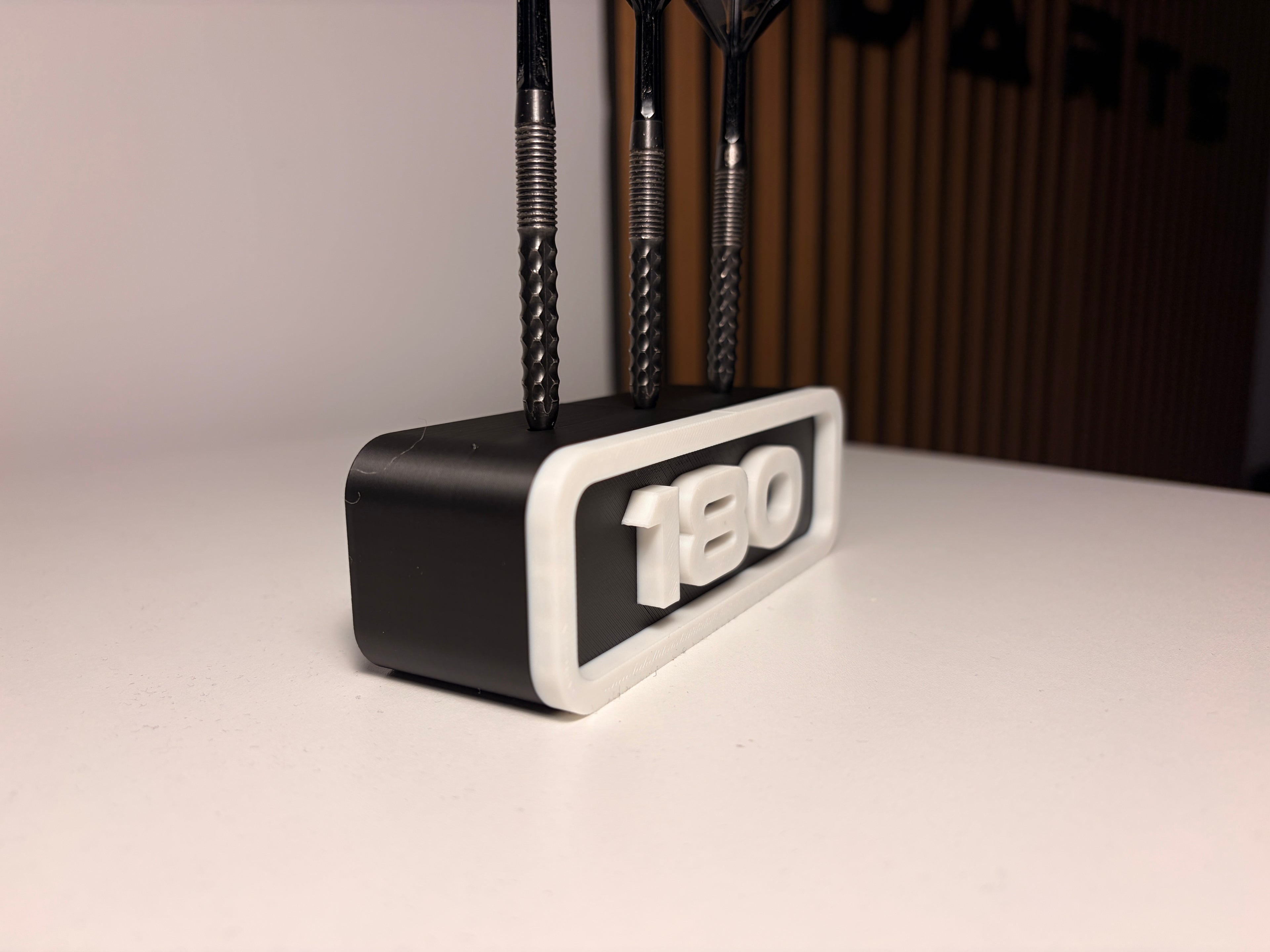 Dart Halter für 3 Darts – Personalisierbar mit Wunschtext & Schriftart – Wandhalter oder Standfuß – Geschenk für Dartspieler