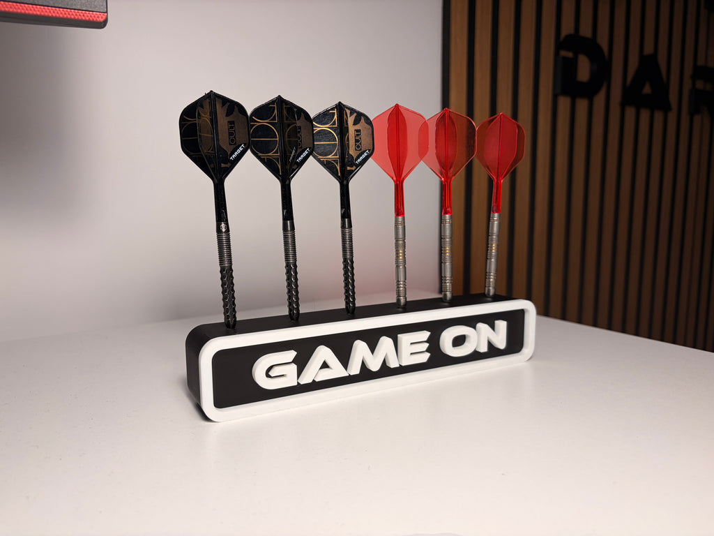 Dart Halter für 6 Darts – Personalisierbar mit Wunschtext & Schriftart – Wandhalter oder Standfuß – Geschenk für Dartspieler