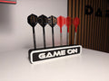 Dart Halter für 6 Darts – Personalisierbar mit Wunschtext & Schriftart – Wandhalter oder Standfuß – Geschenk für Dartspieler