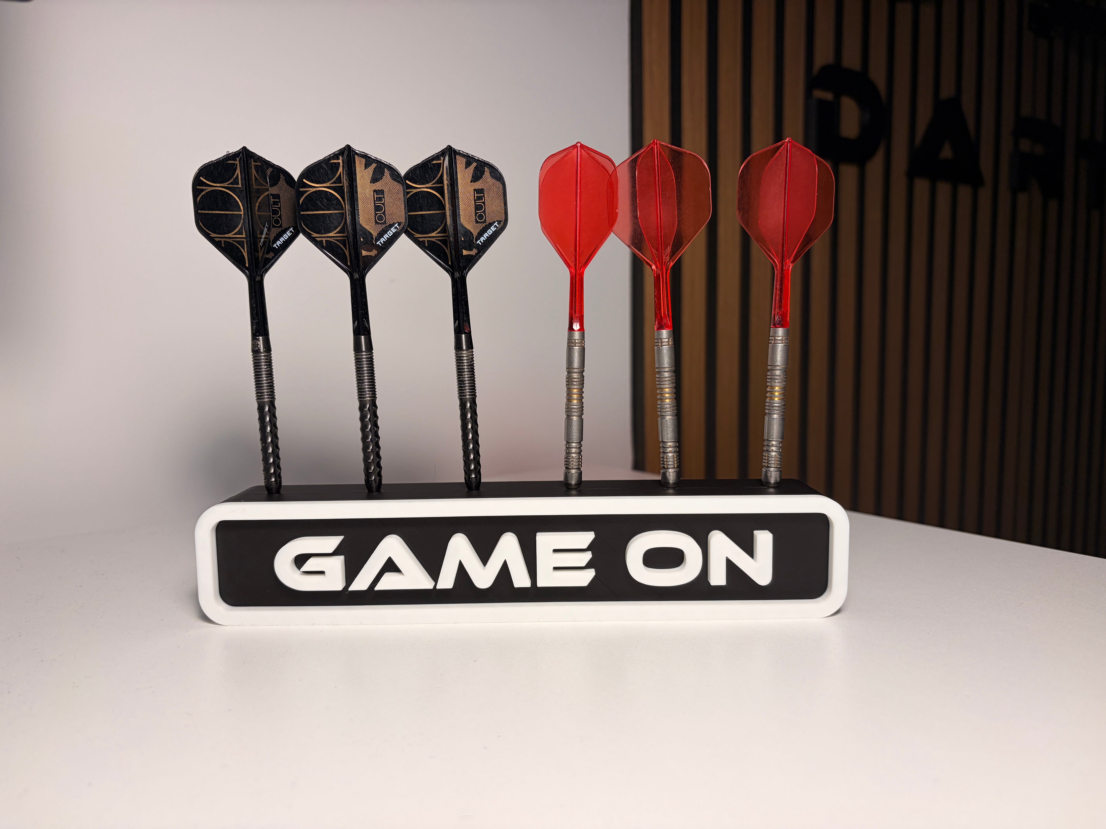Dart Halter für 6 Darts – Personalisierbar mit Wunschtext & Schriftart – Wandhalter oder Standfuß – Geschenk für Dartspieler