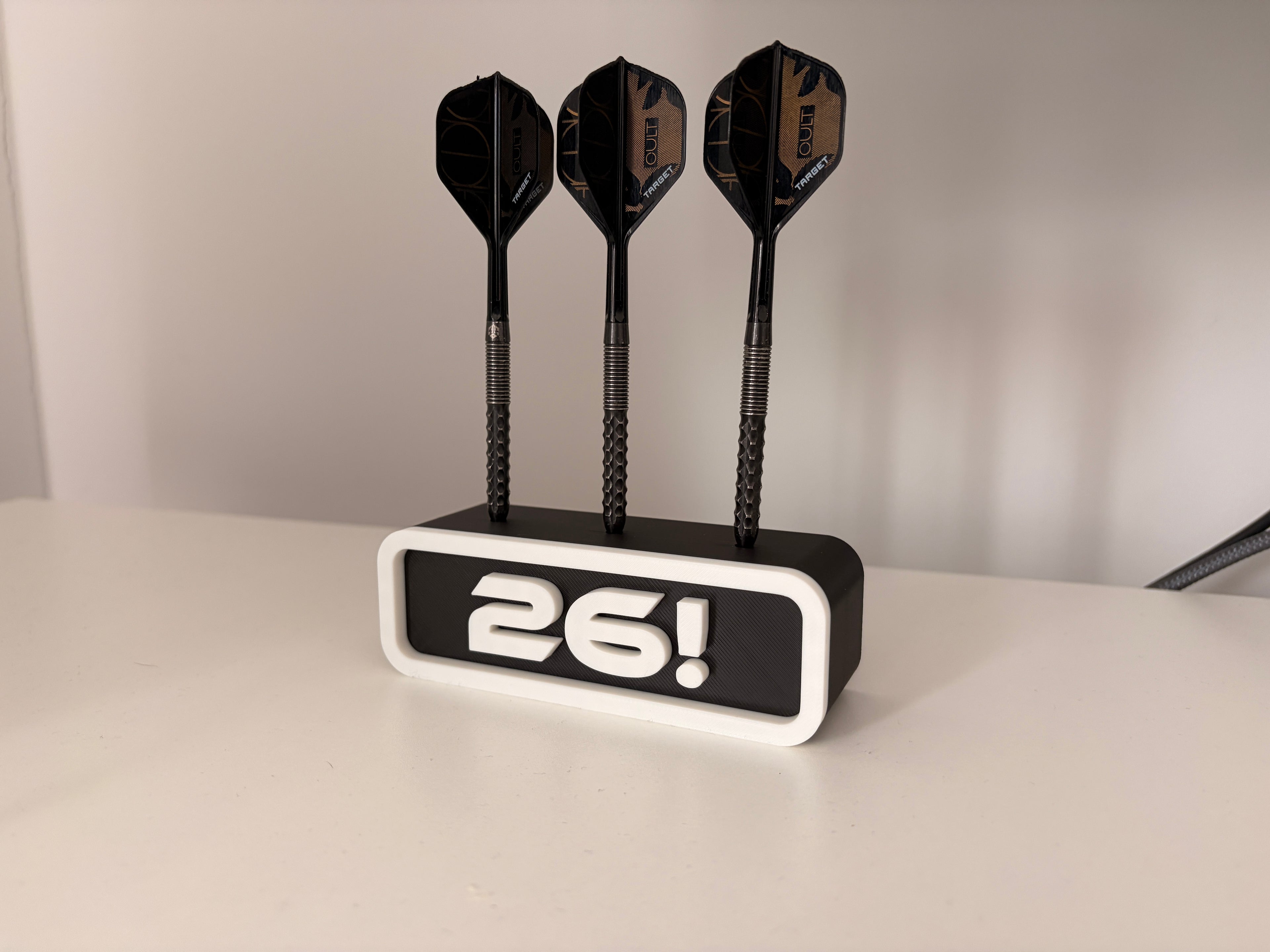 26! Dart Ständer für 3 Darts | Lustiger Dart Halter | Geschenk für Dartspieler |