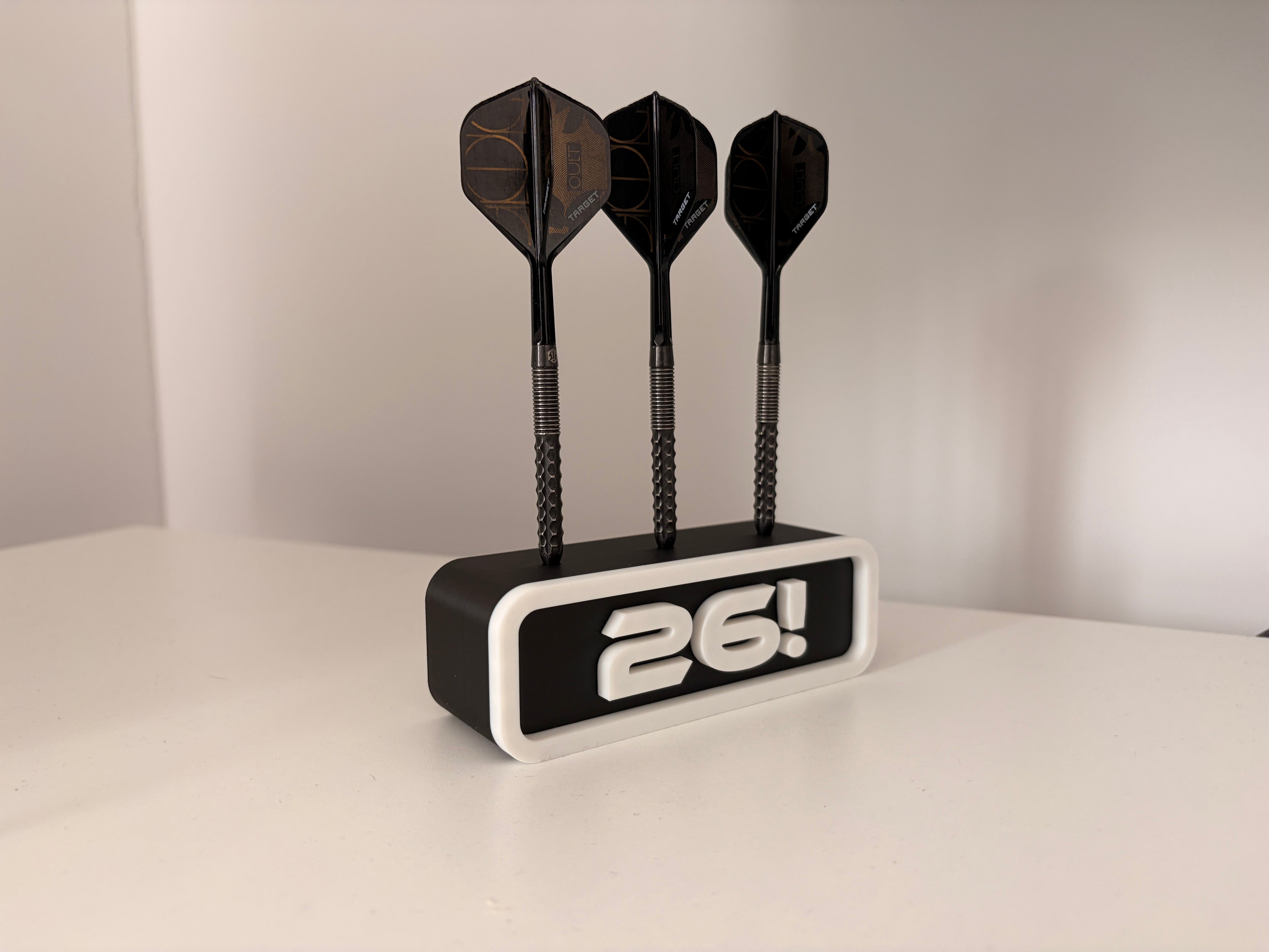 26! Dart Ständer für 3 Darts | Lustiger Dart Halter | Geschenk für Dartspieler |