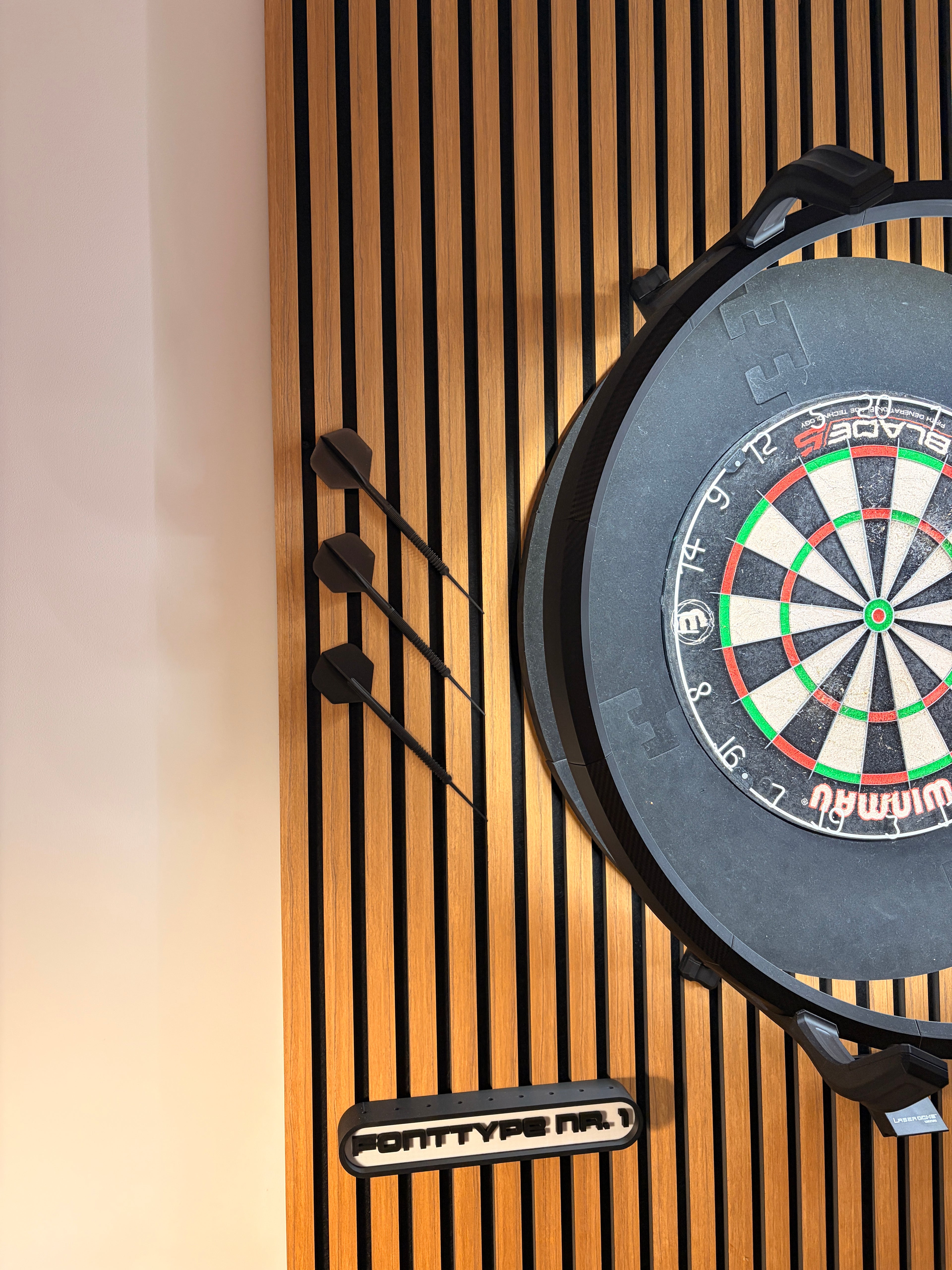 Dart Wanddeko Set | Dartpfeile für die Wand | Man Cave Dekoration | Geschenk für Dartspieler | Dartzimmer Deko