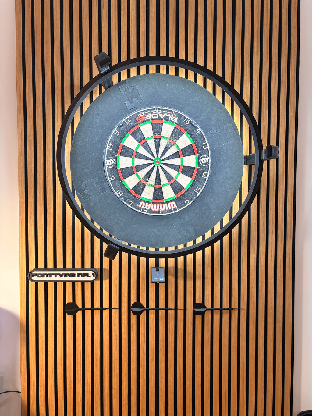 Dart Wanddeko Set | Dartpfeile für die Wand | Man Cave Dekoration | Geschenk für Dartspieler | Dartzimmer Deko