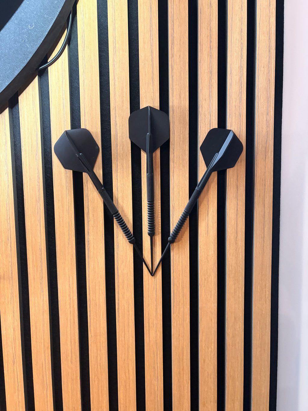 Dart Wanddeko Set | Dartpfeile für die Wand | Man Cave Dekoration | Geschenk für Dartspieler | Dartzimmer Deko