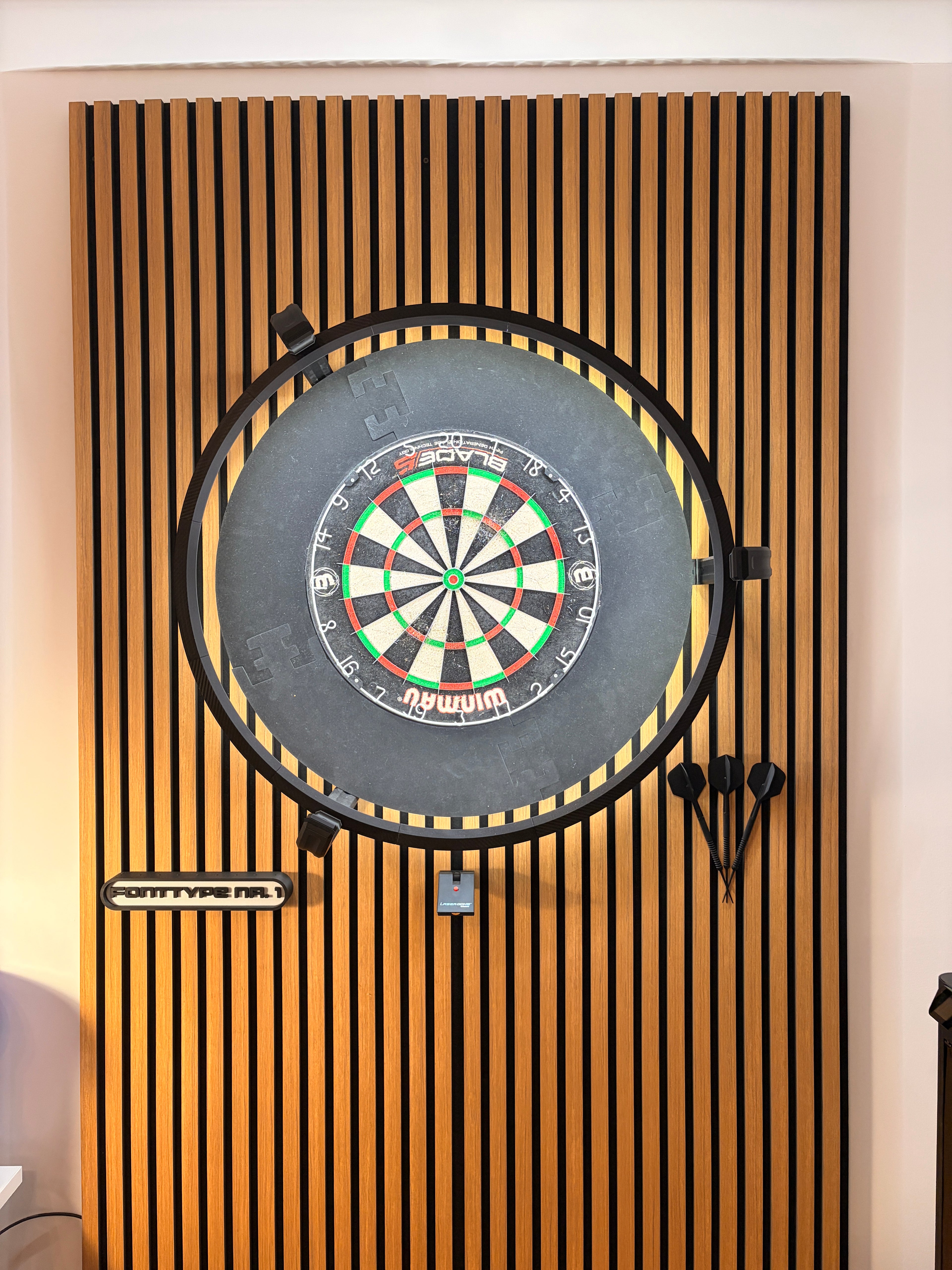 Dart Wanddeko Set | Dartpfeile für die Wand | Man Cave Dekoration | Geschenk für Dartspieler | Dartzimmer Deko