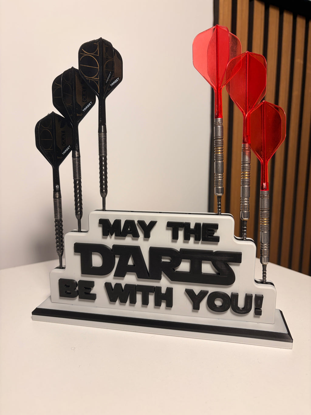 Space Dartständer für 9 Darts – „May the Darts be with you“ – Dart Halter Geschenk für Dartspieler &  Fans