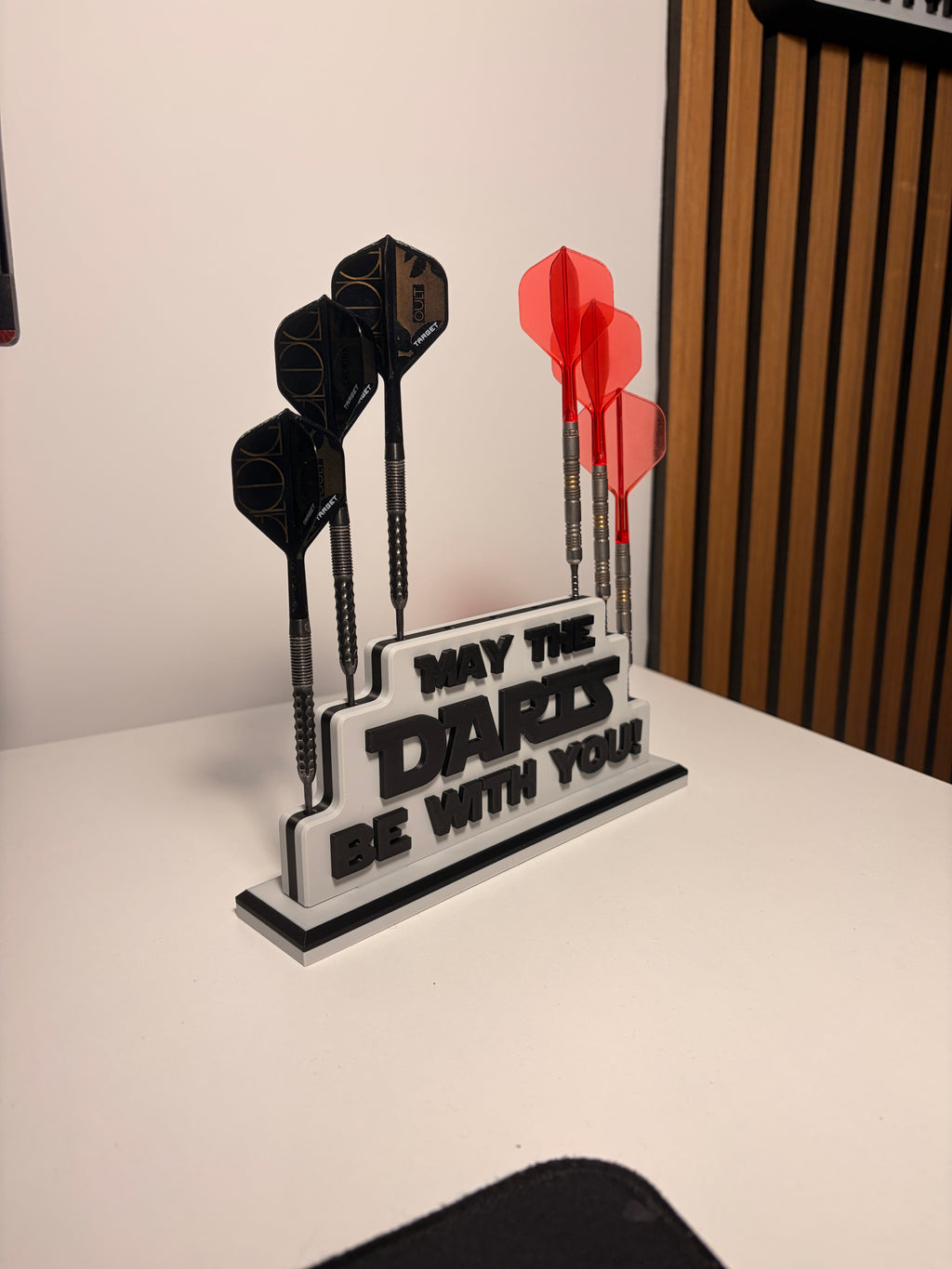 Space Dartständer für 9 Darts – „May the Darts be with you“ – Dart Halter Geschenk für Dartspieler &  Fans